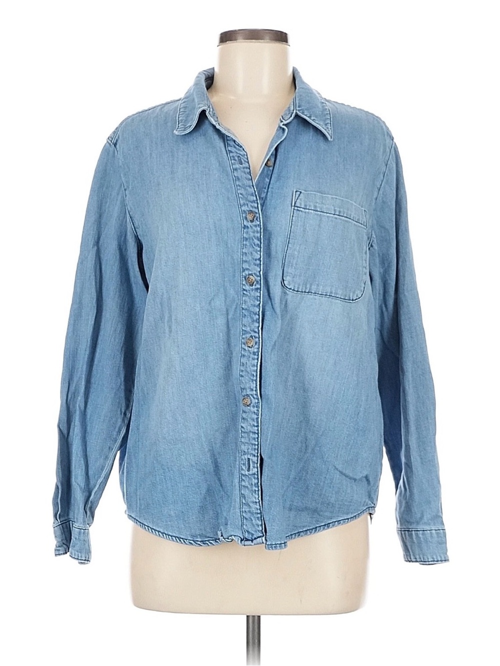 Universal Thread Light Wash Denim Button-Up Shirt Blue Relaxed Fit Medium M
